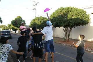 Meninos tentam pegar pipa durante sorteio de sábado, 09. (Foto: Kísie Ainoã)