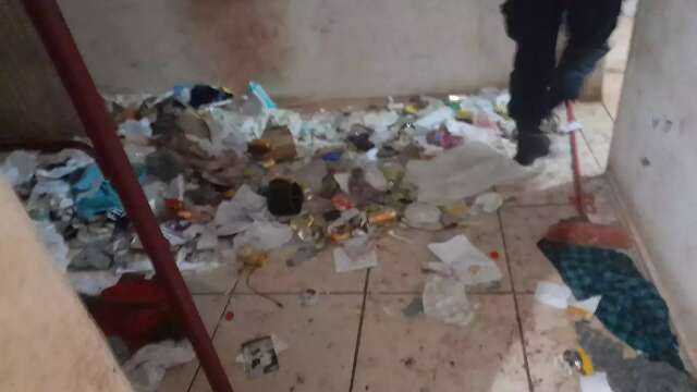 Mulher e 3 filhas eram mantidas em casa imunda e com baratas