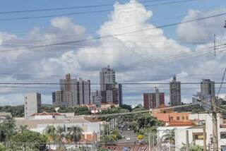 Amanhecer com nuvens no céu visto da região central da capital sul-mato-grossense  (Foto: Marcos Maluf) 
