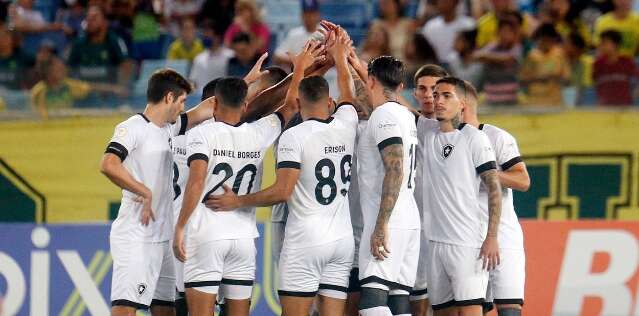 Cuiab&aacute; vence o Botafogo por 2 a 0 e deixa a zona de rebaixamento 