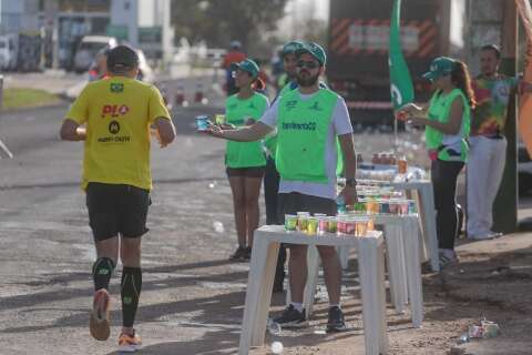 Da distribuição de água a entrega de medalhas, maratona contou com "pelotão"