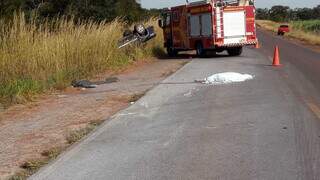 Vítima foi arremessado do veículo e ficou caída na rodovia. (Foto: Divulgação | Corpo de Bombeiros)