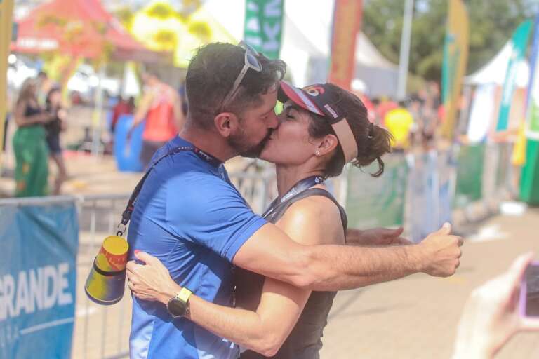 A atleta Christiane Novaes é recebida pelo marido ao concluir a prova de 42km. (Foto: Marcos Maluf) 