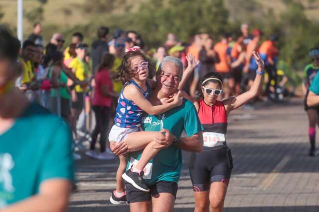 Na 1&ordf; Maratona, corredores mostram que vit&oacute;ria &eacute; cruzar linha de chegada