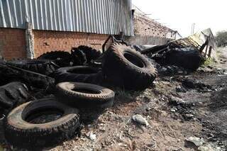 Vários pneus e a carroceria de um caminhão baú foram destrídos (Foto: Kisie Aionã) 