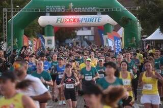 Cerca de 1,1 mil corredores na largada da 1ª Maratona de Campo Grande. (Foto: Marcos Maluf)