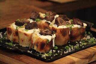 Bruschetta é um pão de alho preparado com creme de alho e filé. (Foto: Alex Machado)