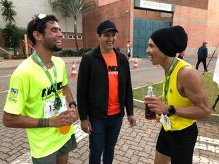 Participante Samael Medeiros, primeiro colocado do percurso de 7 km, à esquerda. (Foto: Liana Feitosa)