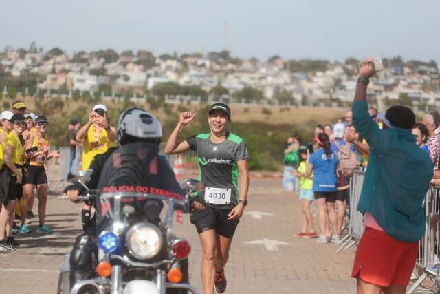 Aos 43 anos e correndo a 6&ordf; maratona, Maira &eacute; a primeira colocada nos 42 km