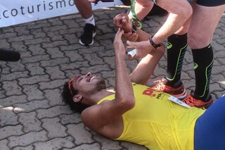 O atleta após cruzar a linha de chegada e superar as expectativas para a prova. (Foto: Marcos Maluf)