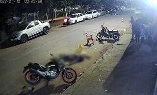 Pedestre (parte inferior) foi atingido pelo motociclista, que perde controle e bate em carro branco. (Foto/Reprodução)