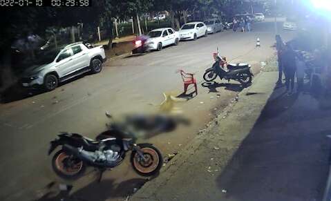 Vídeo mostra acidente em que motociclista atropela pedestre e atinge carro