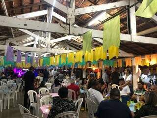 Arraiá do Pantaná reuniu corumbaenses na noite de ontem, 09. (Foto: Jéssica Fernandes)