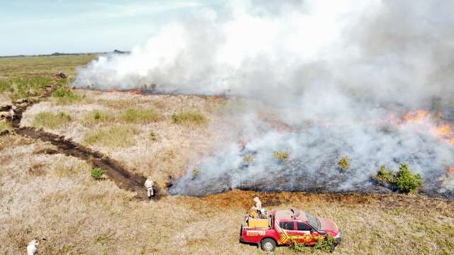 Bombeiros controlam fogo em Porto Murtinho, mas focos continuam no Abobral