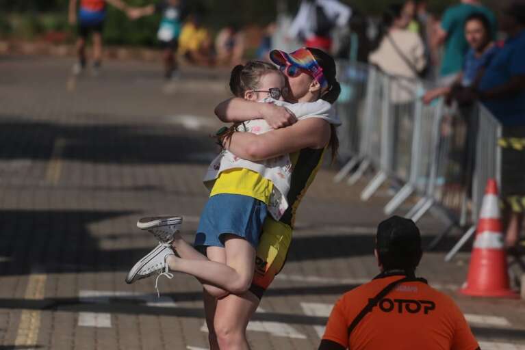 Ao chegar na linha final, mãe abraça filha. (Foto: Marcos Maluf) 