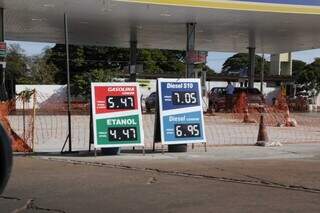 Preço dos combustíveis no posto Castelo Locatelli, na Avenida Mascarenhas de Moraes. (Foto: Kísie Ainoã)