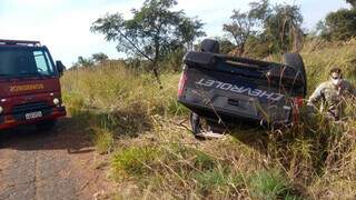 Camionete de Alan parou com as rodas para cima às margens da rodovia. (Foto: Divulgação | Corpo de Bombeiros)