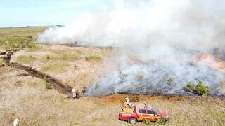 Combate ao fogo no Parque Estadual do Pantanal do Rio Negro (Abobral). (Foto: Corpo de Bombeiros)