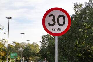 Trecho de avenida tem placa de 30 km/h e logo em seguida, mais as fundo, outra placa indicando 50 km/h. (Foto: Kisie Ainoã)