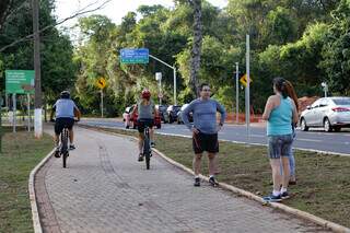 Pedestres em ciclovia e ciclista na contramão. (Foto: Kisie Ainoã)