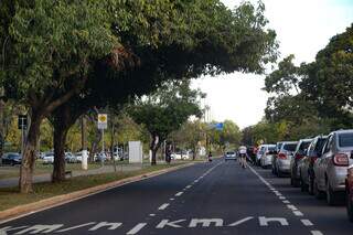 Ciclista dividindo espaço com veículos na Avenida do Poeta. (Foto: Kisie Ainoã)