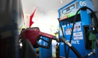 Postos deverão fixar em local visível cartaz com preços dos combustíveis antes da redução do ICMS. (Foto: Agência Brasil)