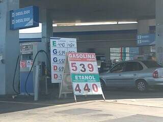 Menor preço cobrado pela gasolina atualmente é R$ 5,39 em Campo Grande. (Foto: Cleber Gellio)