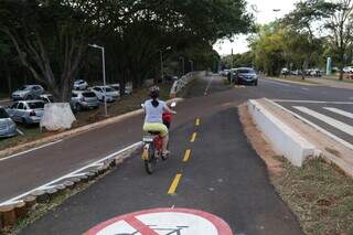 Mulher em bicicleta elétrica na pista de caminhada, onde sinalização no chão indica que é proibido bicicleta. (Foto: Kisie Ainoã)