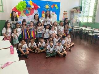 Ao lado da turma e professores, meninas celebraram os seis anos. (Foto: Maria Eduarda)