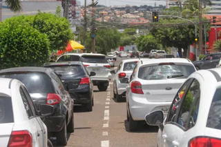 Carros parados em fila dupla na Rua Goiás durante horário de saída de estudantes. (Foto: Marcos Maluf)