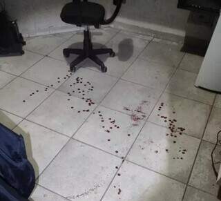 Sangue na guarita, onde houve a tentativa de homicídio. (Foto: Rádio Caçula)