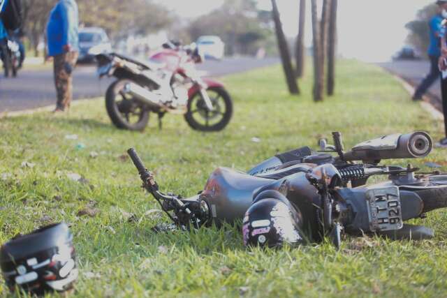 Motociclista bate em poste ap&oacute;s colis&atilde;o com outra moto na Gury Marques