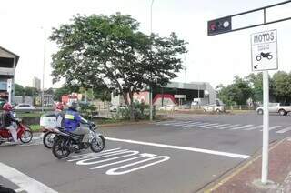 Motociclistas esperando semáforo em avenida de Campo Grande. (Foto: Arquivo)