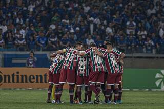 Jogadores do Fluminense comemorando a vitória em campo. (Foto: Marcelo Gonçalves/FFC)