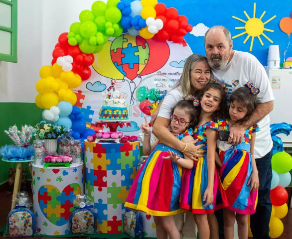 Irmãs ganham festa com símbolo do autismo e carinho dos colegas