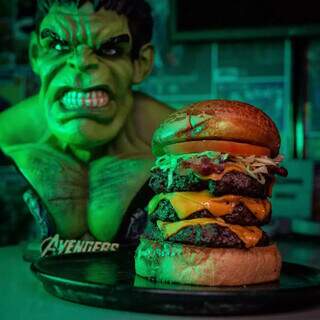 Lanche batizado de Hulk tem 3 hambúrgueres. (Foto: Bruno Oliver)