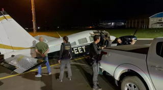 Avião foi obrigado pela PF a pousar em Campo Grande, carga era de meia tonelada de cocaína. (Foto: Divulgação)