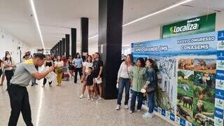 Participantes do Conasems chegando no Aeroporto Internacional da Capital. (Foto: Divulgação | PMCG)