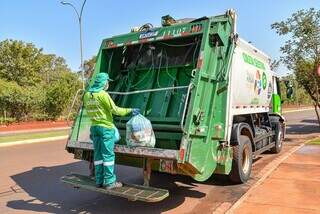 Equipe da Solurb durante coleta de lixo em Campo Grande. (Foto: Divulgação | Governo de MS)