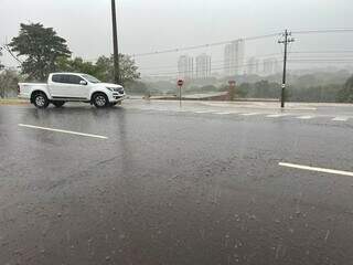 Chuva forte foi registrada nos altos da Avenida Afonso Pena, próximo ao Museu Dom Bosco. (Foto: Direto das Ruas)