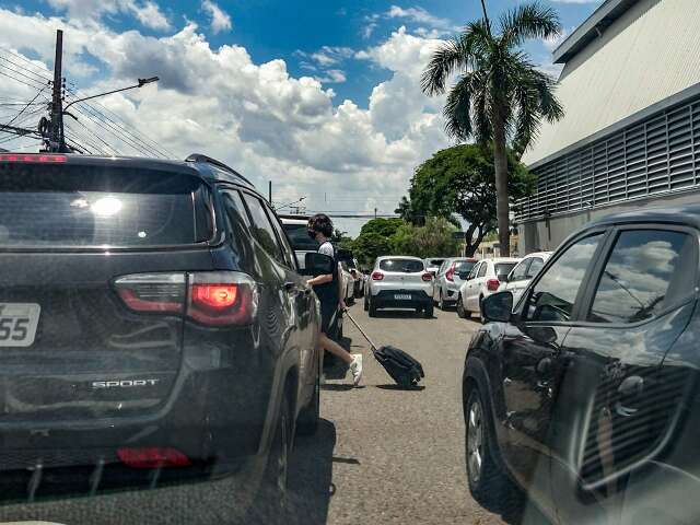 C&acirc;mara aprova cria&ccedil;&atilde;o de drive-thru para evitar fila dupla em escolas