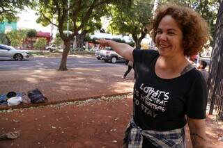 Viajante aponta para o lugar onde a mãe teve café. (Foto: Kísie Ainoã)