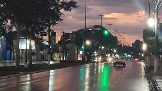 Avenida molhada pela chuva nesta manhã em Dourados (Foto: Direto das Ruas)