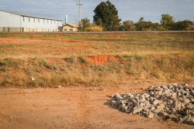 Com ajuda de morador, pol&iacute;cia ca&ccedil;a assaltantes de posto em matagal