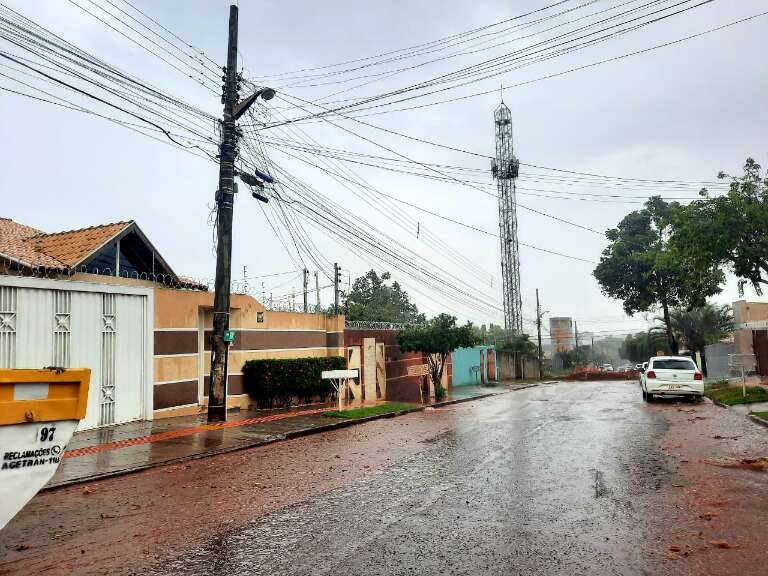 Chuva registrada no bairro Jardim Seminário, na Capital. (Foto: Direto das Ruas)