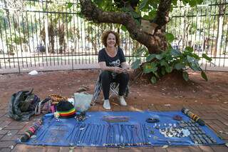 Na Praça Ary Coelho, ela vende os artesanatos que produz. (Foto: Kísie Ainoã)