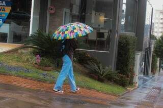 Preparada, mulher escapa da garoa com guarda-chuva (Foto: Marcos Maluf)