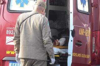 Ferido foi socorrido por equipe do Corpo de Bombeiros. (Foto: Marcos Maluf)