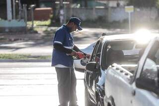 Frentistas abastecendo carro em posto de gasolina. (Foto: Marcos Maluf) 