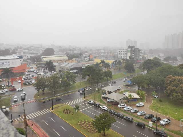 Ap&oacute;s 25 dias de seca, chove forte em diversas regi&otilde;es da Capital